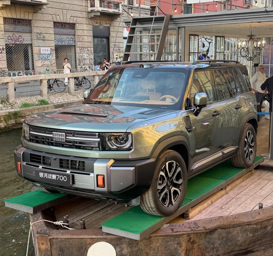Geely Galaxy Zhanjian 700 in green, a boxy off-road SUV